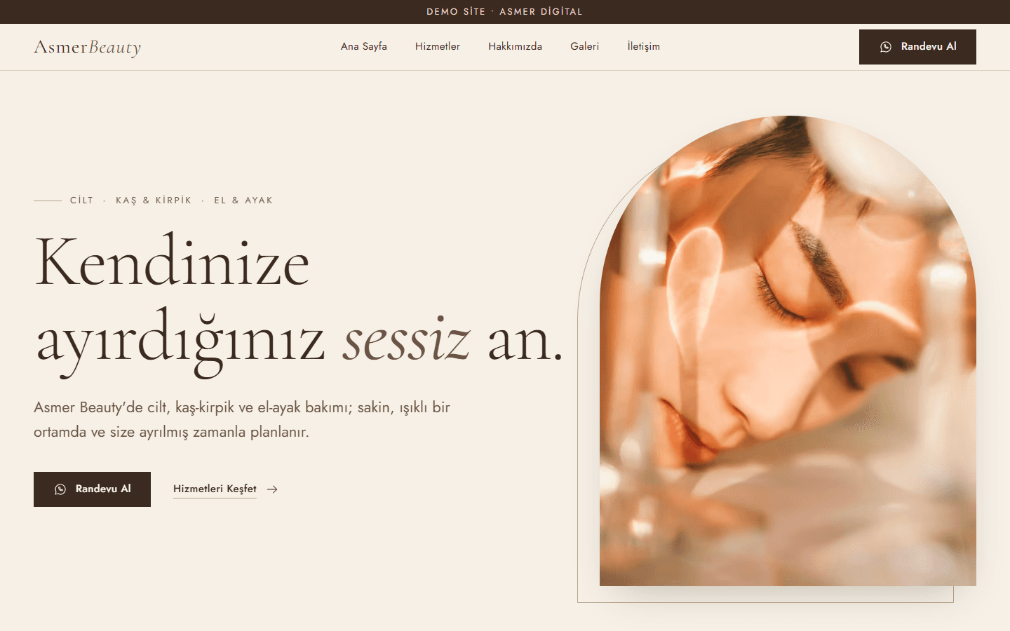 Asmer Beauty demo sitesinin ana sayfası: krem zeminde büyük başlık, kemer biçimli yüz portresi ve Randevu Al butonu